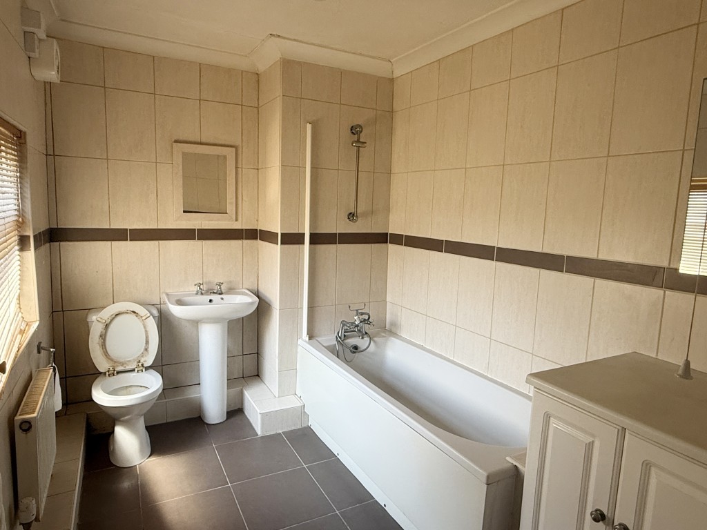 Lot: 5 - END-TERRACE HOUSE IN NEED OF IMPROVEMENT - Upstairs Bathroom in House in need of refurbishment